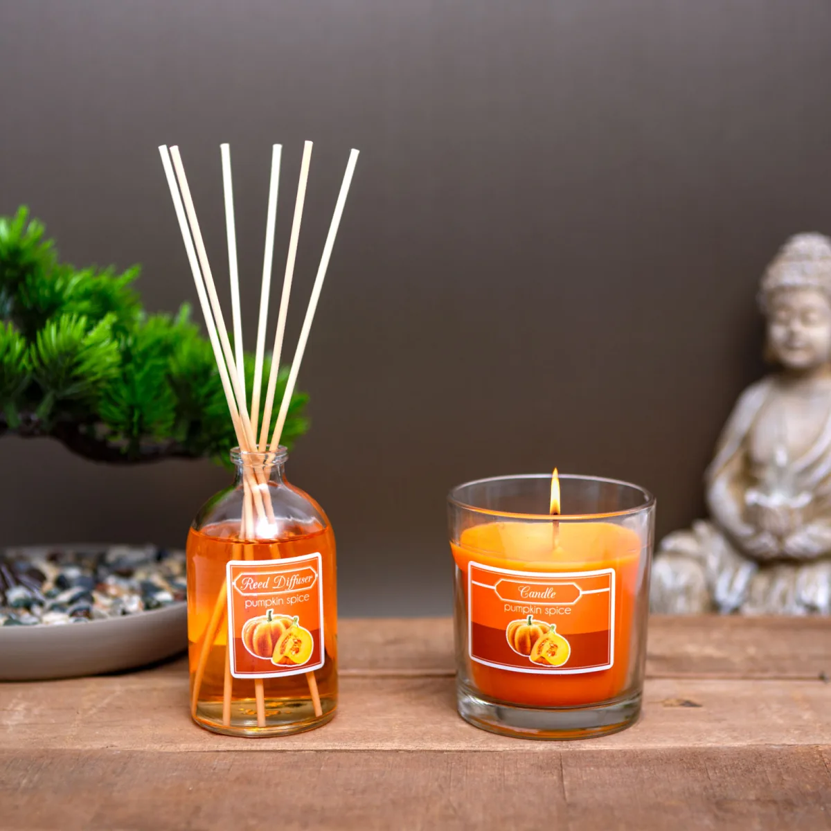 Set lumanare parfumata si difuzor betisoare, aroma dovleac, 120 g + 100 ml