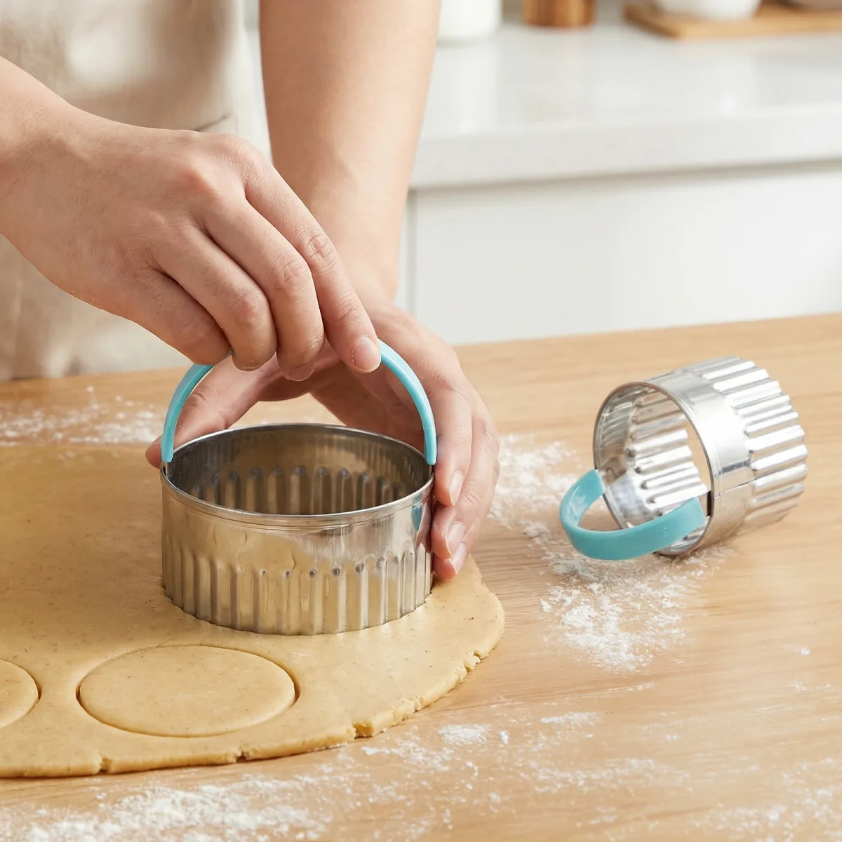 Set forme biscuiti Baker's Secret inox 3 piese, decupatoare pentru fursecuri prajituri si fondant - imagine 2