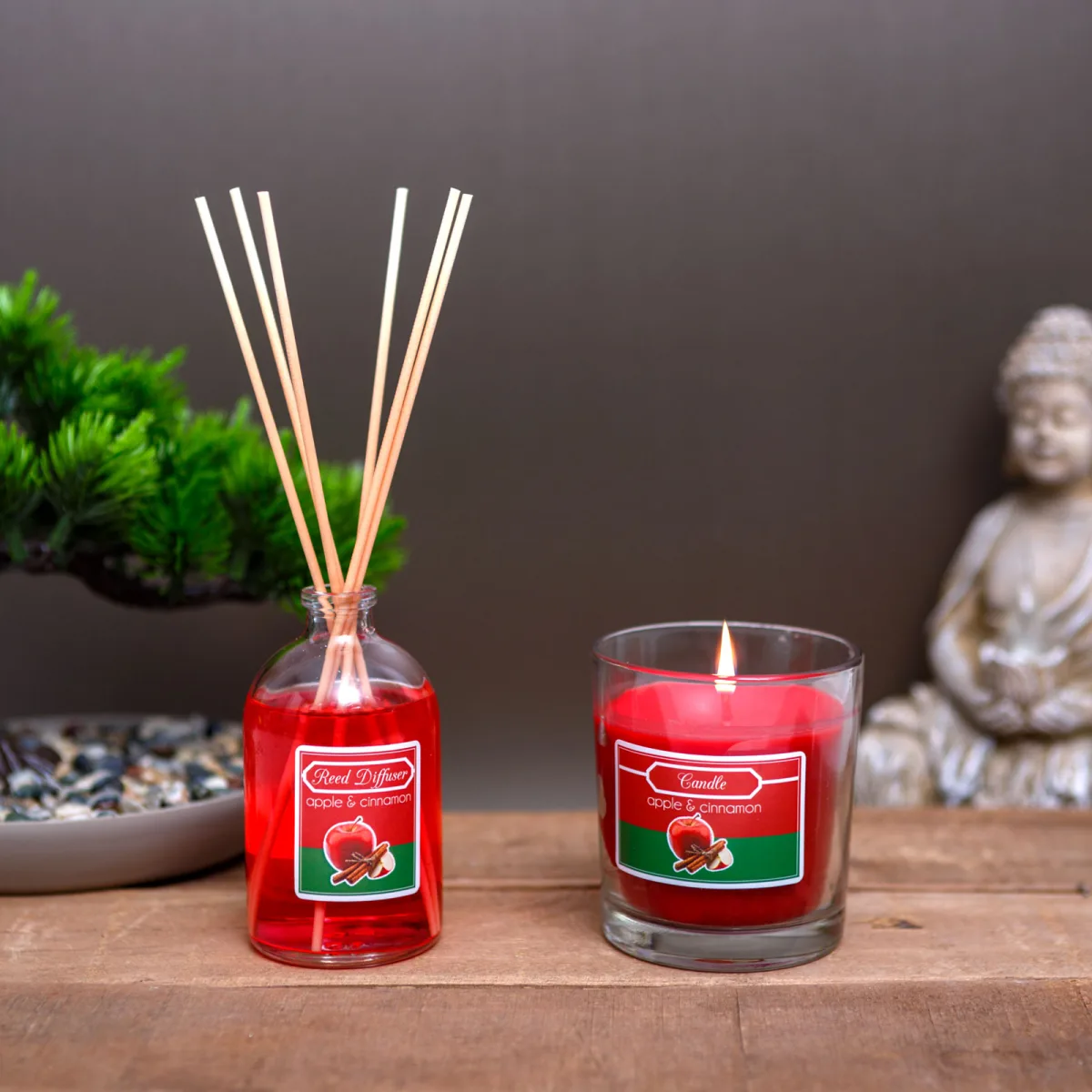 Set lumanare parfumata si difuzor betisoare, aroma mar si scortisoara, 120 g + 100 ml