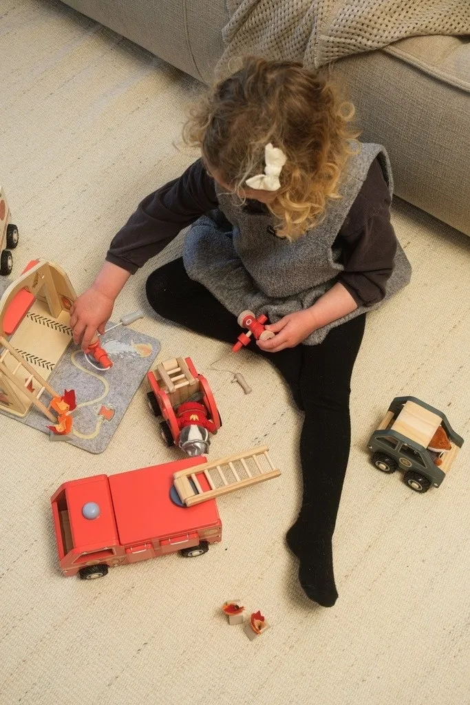 Masina de pompieri din lemn cu accesorii, Egmont Toys - imagine 4