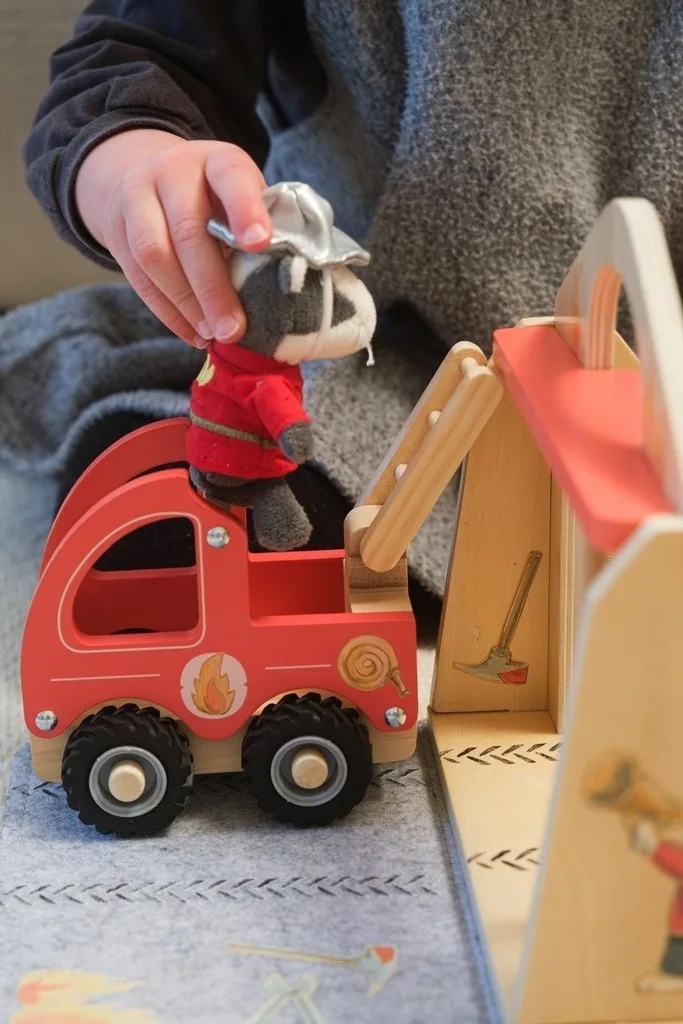 Masina de pompieri cu personaj, Egmont Toys - imagine 5