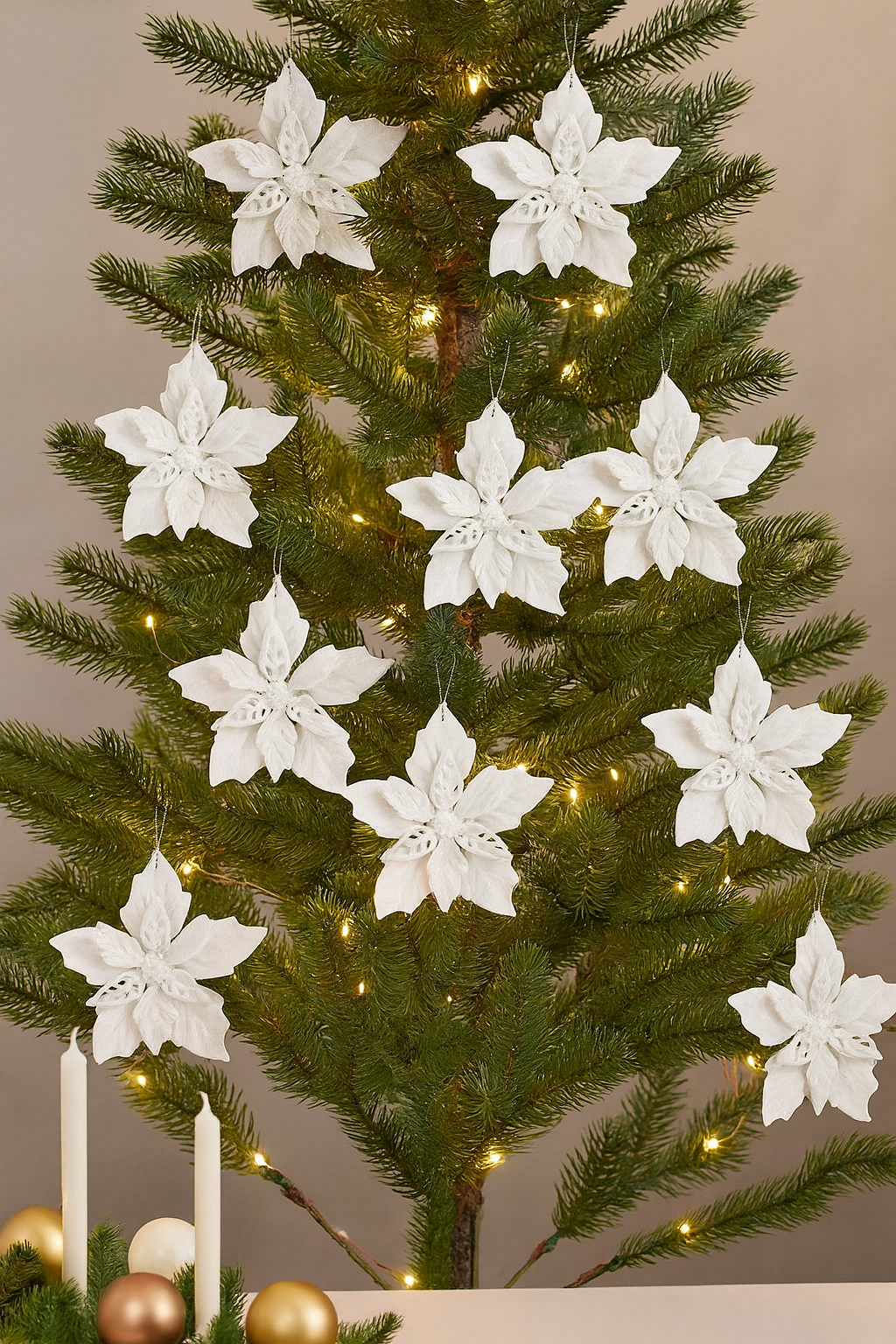 Set 10 flori de Craciun 12 cm, ornamente cu sclipici, plastic, alb 3 Set 10 flori de Craciun 12 cm, ornamente cu sclipici, plastic, alb - imagine 3