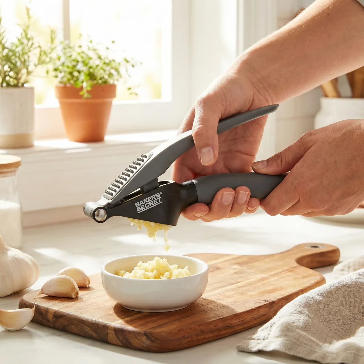 Presa usturoi Baker's Secret inox 18.5 cm, zdrobitor usturoi manual ergonomic pentru maruntire rapida - imagine 2