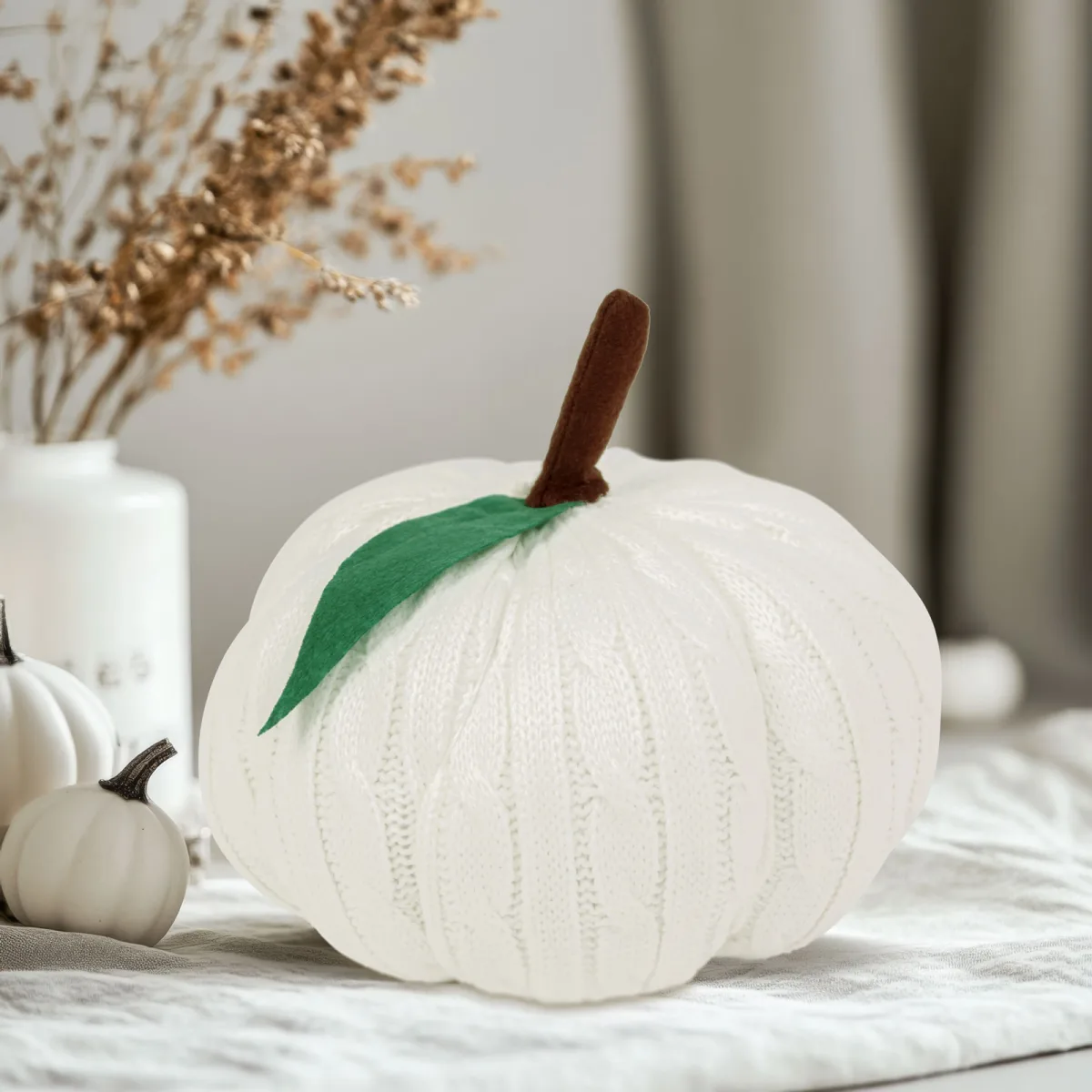 Decor dovleac Halloween alb textil, 20 cm, frunze verzi
