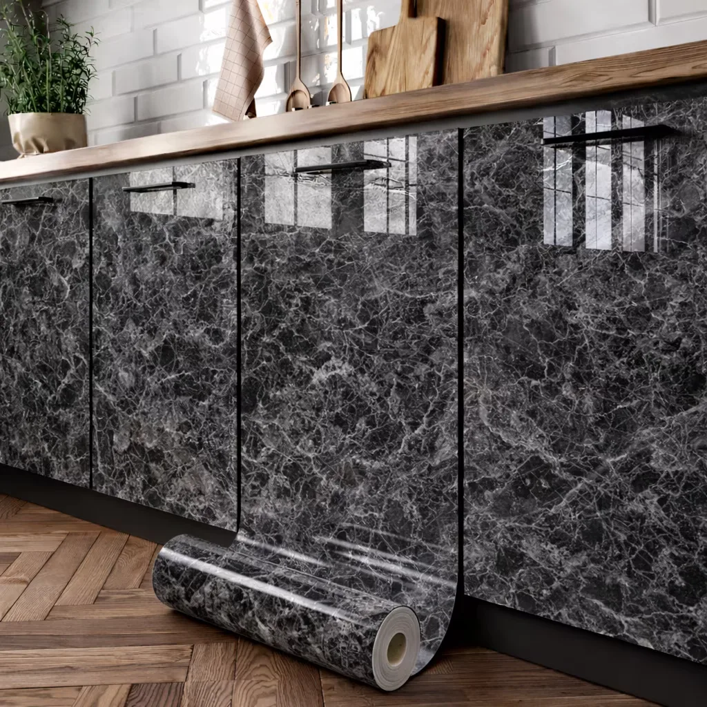 Folie Autoadeziva Gri inchis marmorat Macvi® Rezistenta la Caldura 10 m x 60 cm, Impermeabila si Anti-Ulei, Tip Rola, Pentru Bucatarie si Mobilier, Finisaj Lucios