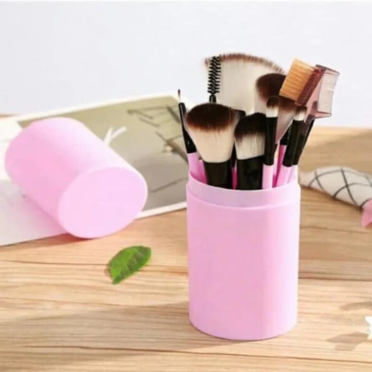 Set Macvi® 12 Pensule Machiaj cu Cutie pentru Depozitare, Design Modern Roz, Peri Sintetici de Inalta Calitate, Ideal pentru Machiaj Profesional si de Zi cu Zi - imagine 3