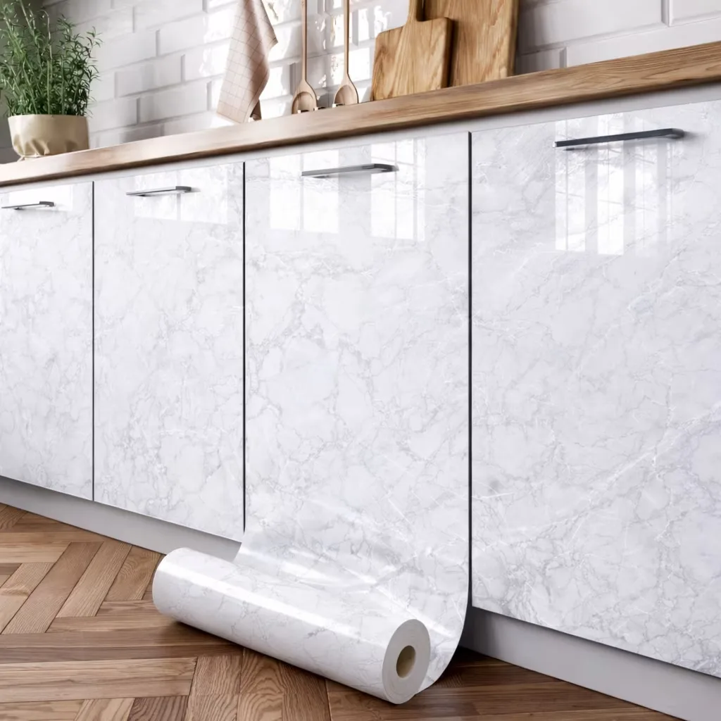 Folie Autoadeziva Gri marmorat Macvi® Rezistenta la Caldura 10 m x 60 cm, Impermeabila si Anti-Ulei, Tip Rola, Pentru Bucatarie si Mobilier, Finisaj Lucios