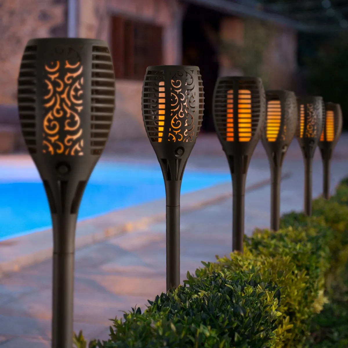 Lampă solară LED – efect de flacără – 12 LED-uri galbene – plastic – negru – 10 x 58 cm