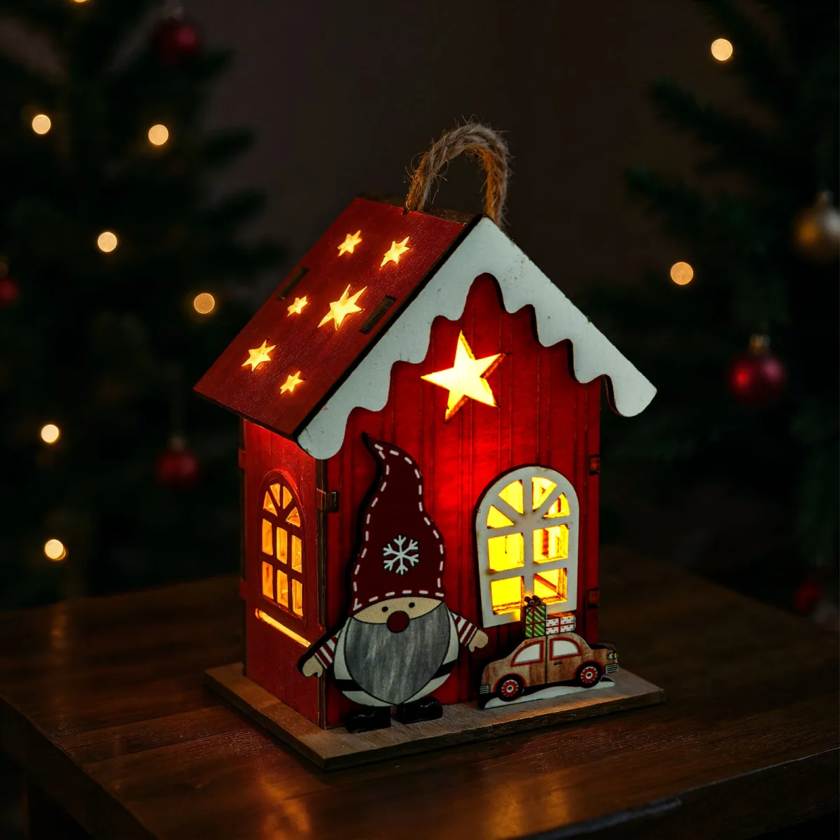 Decoratiune Craciun LED, casuta cu spiridus, 10 cm, lumina alba calda