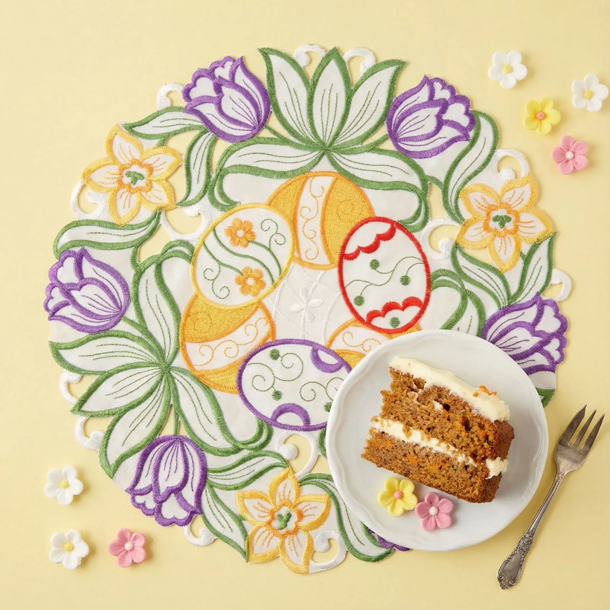 Suport masa Paste brodat Ø35 cm, decor masa festiv cu model oua si flori, suport textil