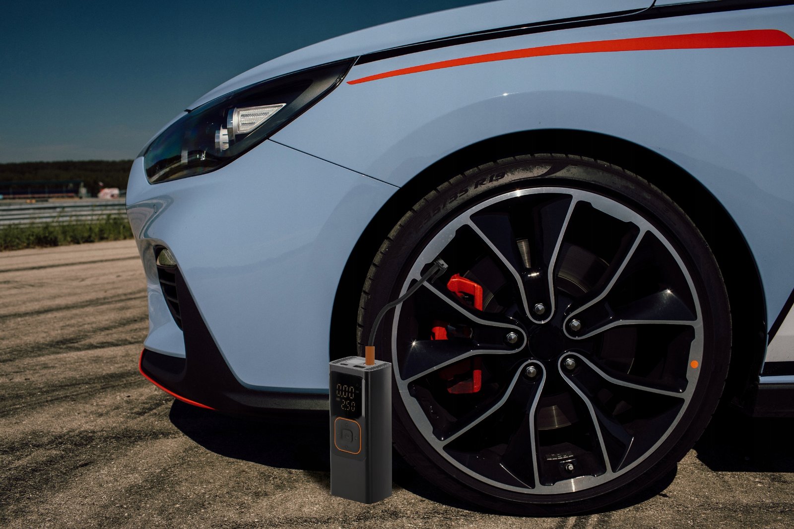 Compresor anvelope portabil auto 12V, acumulator 7500 mAh, 150 PSI cu manometru, lanterna LED si functie powerbank, reincarcare USB 10 Compresor anvelope portabil auto 12V, acumulator 7500 mAh, 150 PSI cu manometru, lanterna LED si functie powerbank, reincarcare USB - imagine 10