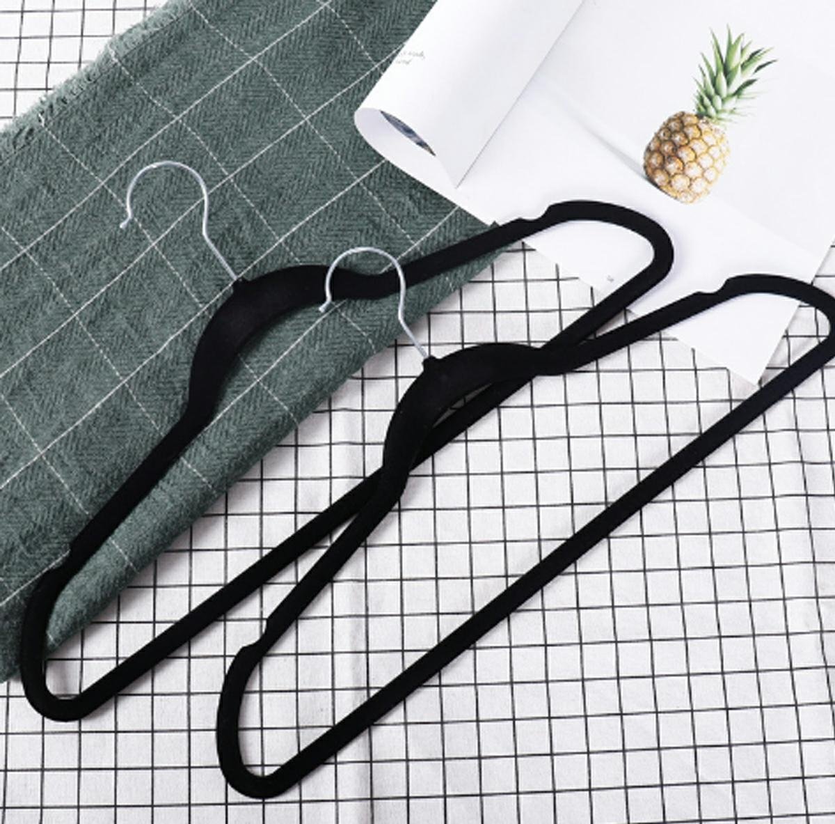set 20 de umerase catifelate, acoperite cu catifea moale, culoare neagra 5 Set 20 de umerase catifelate, acoperite cu catifea moale, culoare Neagra - imagine 5