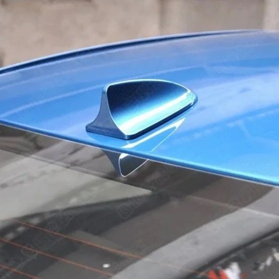antena auto activa am - fm tip "shark tail" culoare albastru 1 Antena auto activa AM - FM tip "SHARK TAIL" culoare ALBASTRU