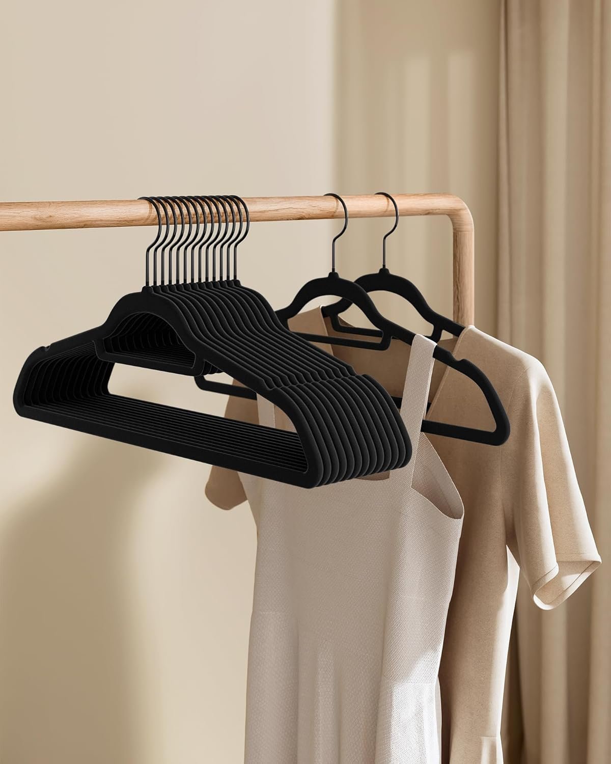 SONGMICS Set de 50 de umerase pentru haine, anti-alunecare cu catifea, bara de cravata si carlig pivotant, 43,5 cm, negru 3 SONGMICS Set de 50 de umerase pentru haine, anti-alunecare cu catifea, bara de cravata si carlig pivotant, 43,5 cm, negru - imagine 3