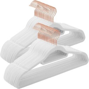 SONGMICS Set de 50 de umerase pentru haine, anti-alunecare cu catifea, bara de cravata si carlig pivotant, 43,5 cm, alb