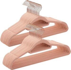 SONGMICS Set de 50 de umerase pentru haine, anti-alunecare cu catifea, bara de cravata si carlig pivotant, 43,5 cm, roz