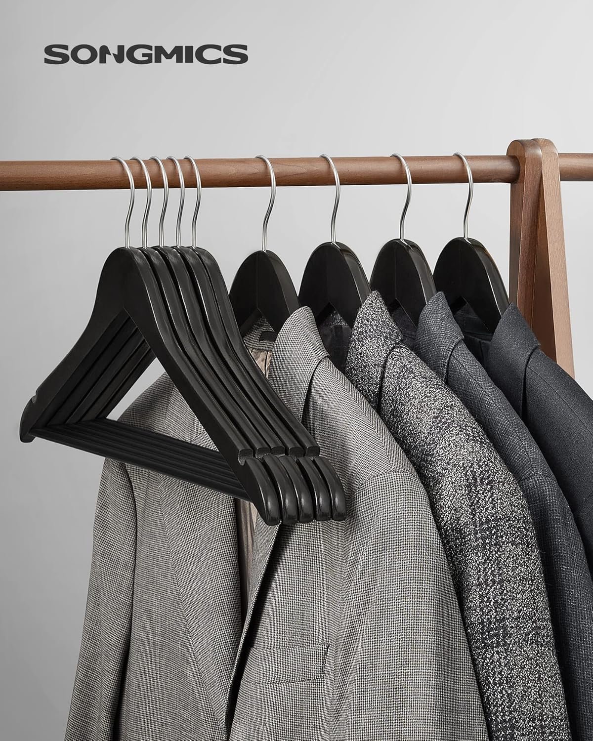 SONGMICS Umerase haine 45x23 cm, set 20 buc, lemn masiv cu bara pentru pantaloni si carlig rotativ, negru 2 SONGMICS Umerase haine 45x23 cm, set 20 buc, lemn masiv cu bara pentru pantaloni si carlig rotativ, negru - imagine 2