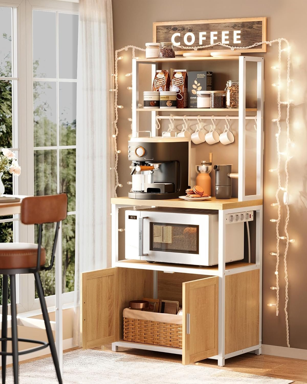 VASAGLE Raft bucatarie cu 4 prize, blat de lucru 90 cm, raft microunde, dulap si carlige, 40x60x170 cm, alb si stejar 1 VASAGLE Raft bucatarie cu 4 prize, blat de lucru 90 cm, raft microunde, dulap si carlige, 40x60x170 cm, alb si stejar