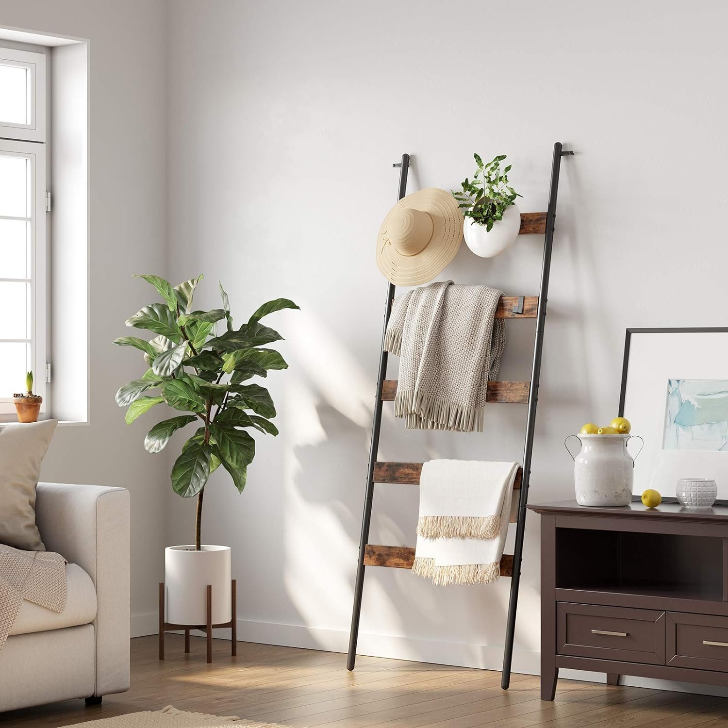 VASAGLE Cuier baie tip scara inclinata, cadru din otel cu 5 nivele, agatatori detasabile, 65x178cm, maro rustic si negru 2 VASAGLE Cuier baie tip scara inclinata, cadru din otel cu 5 nivele, agatatori detasabile, 65x178cm, maro rustic si negru - imagine 2