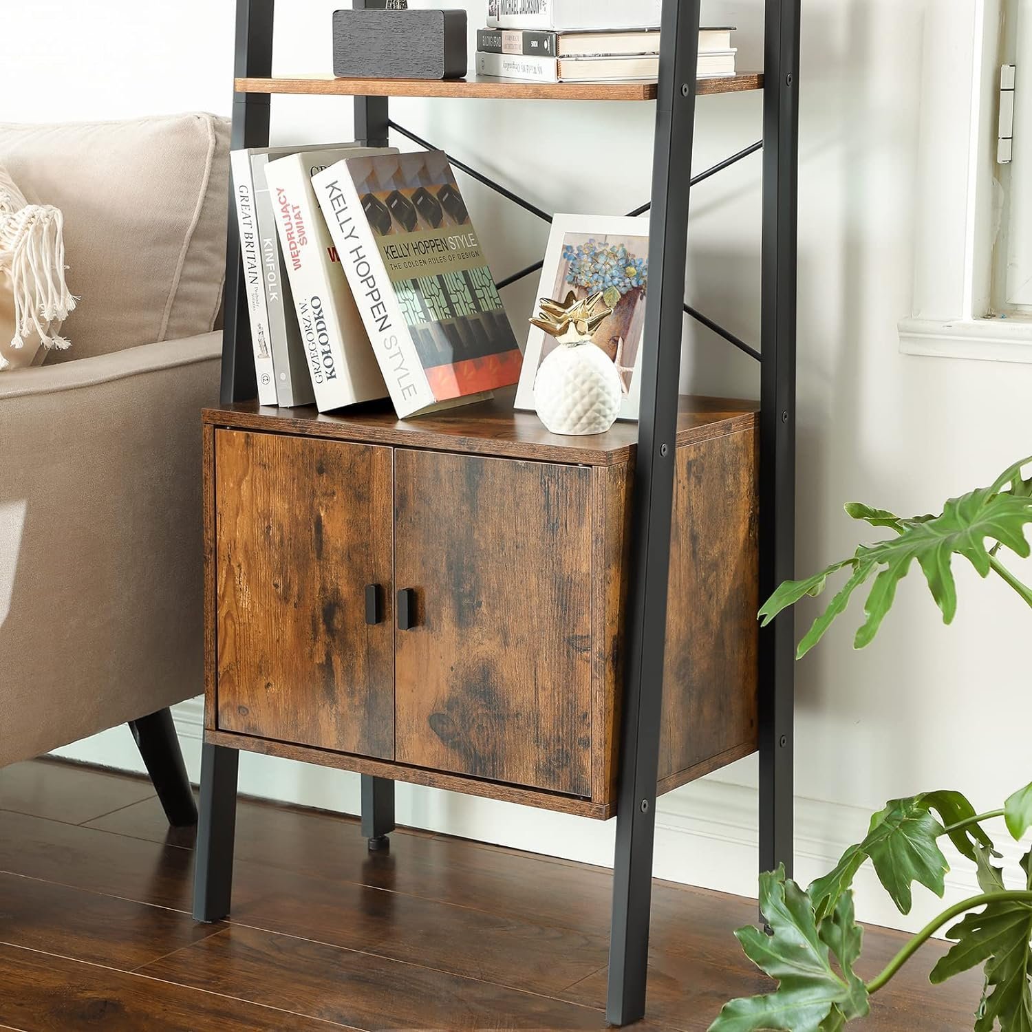 vasagle biblioteca tip scara, cu dulap si 4 rafturi din mdf, stil industrial, 34x56x172cm, maro rustic si negru 2 VASAGLE Biblioteca tip scara, cu dulap si 4 rafturi din MDF, stil industrial, 34x56x172cm, maro rustic si negru - imagine 2