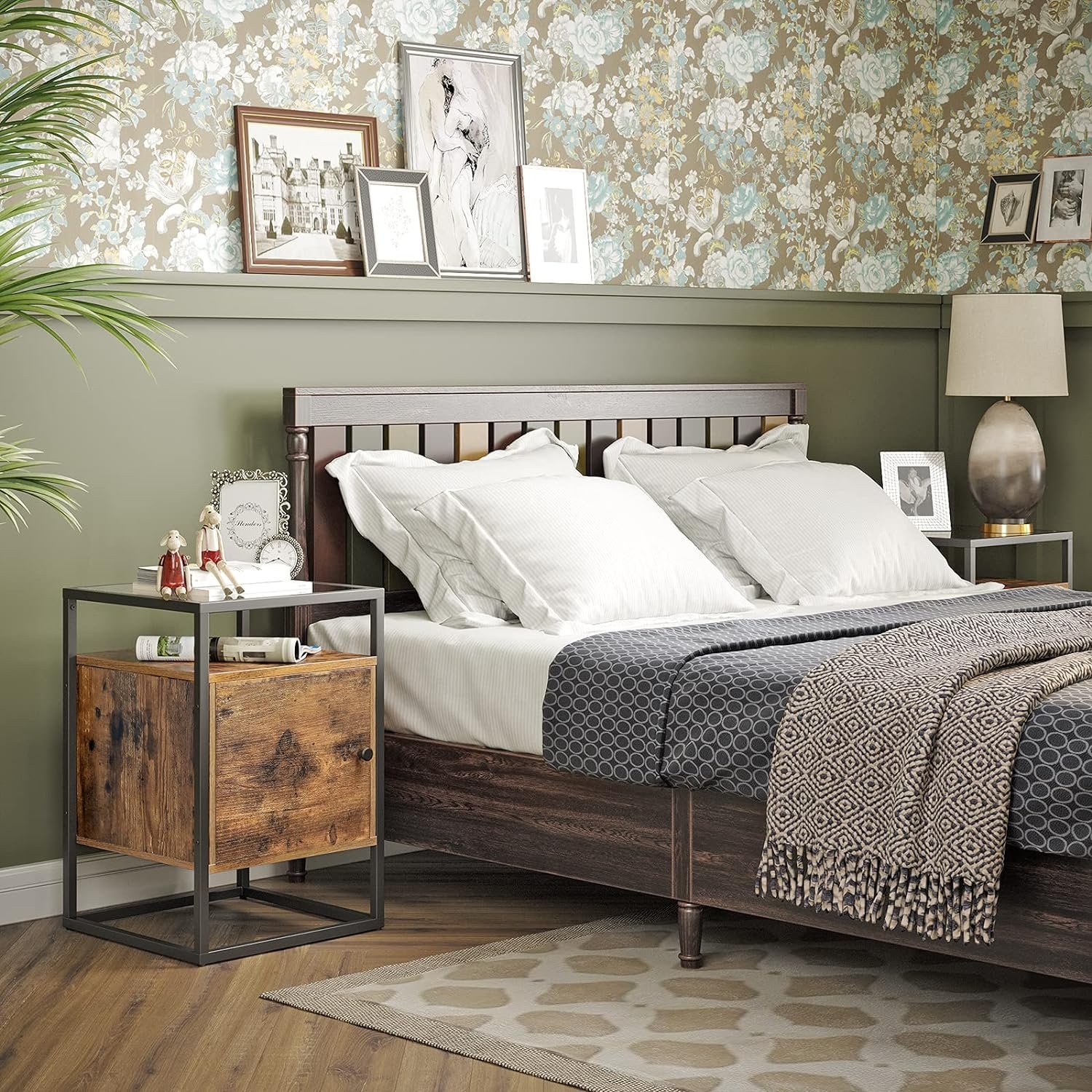 VASAGLE Noptiera cu spatiu de depozitare cu usa, blat din sticla, design industrial, 40x40x60cm, maro rustic 2 VASAGLE Noptiera cu spatiu de depozitare cu usa, blat din sticla, design industrial, 40x40x60cm, maro rustic - imagine 2