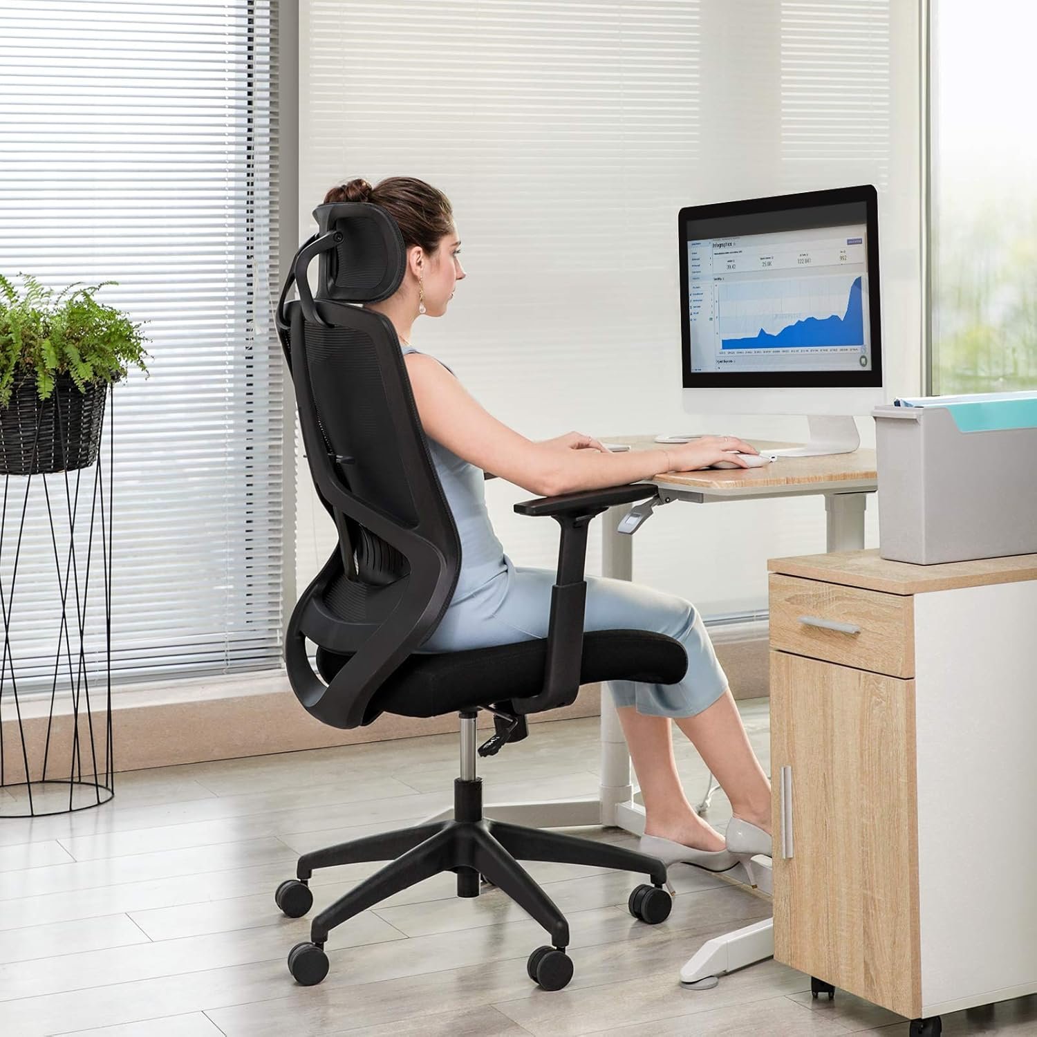 songmics scaun de birou ergonomic cu tetiera si suport lombar, reglabil, mecanism balans, maxim 120 kg, 70x70x133 cm, negru 3 SONGMICS Scaun de birou ergonomic cu tetiera si suport lombar, reglabil, mecanism balans, maxim 120 kg, 70x70x133 cm, negru - imagine 3