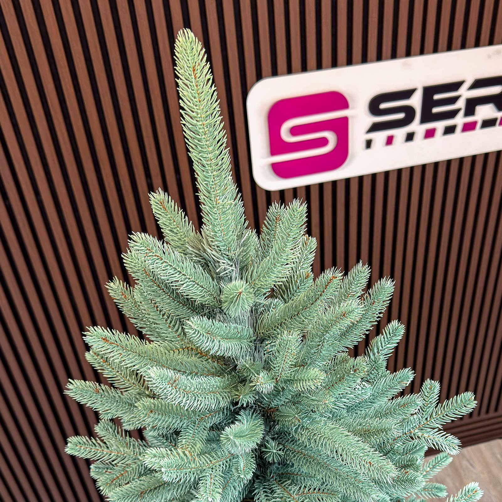 brad artificial christmas deluxe by sersimo, viena select argintiu, integral 3d, 250 cm 3 Brad artificial Christmas Deluxe by Sersimo, Viena Select argintiu, integral 3D, 250 cm - imagine 3