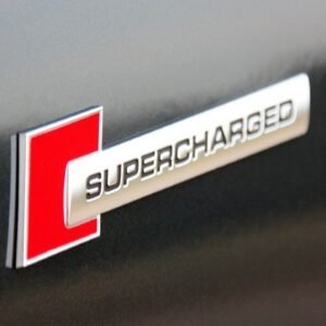 Emblema auto model „SUPERCHARGED”, reliefata 3D, dimensiune 10 x 1 cm