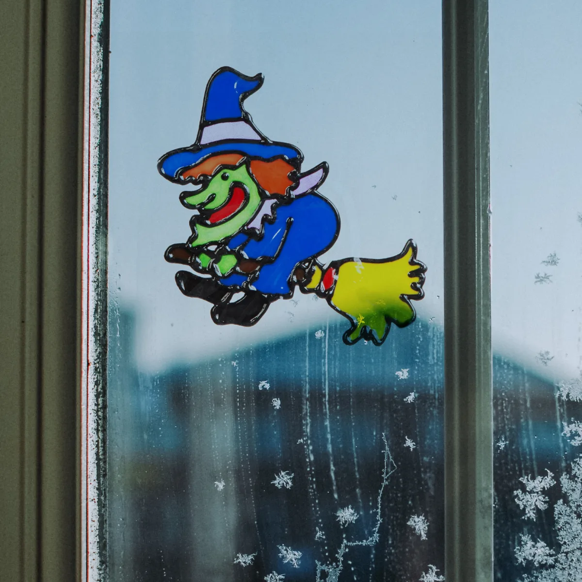 Autocolant Halloween vrajitoare colorata, reutilizabil, 17x13 cm, decor fereastra fara adeziv