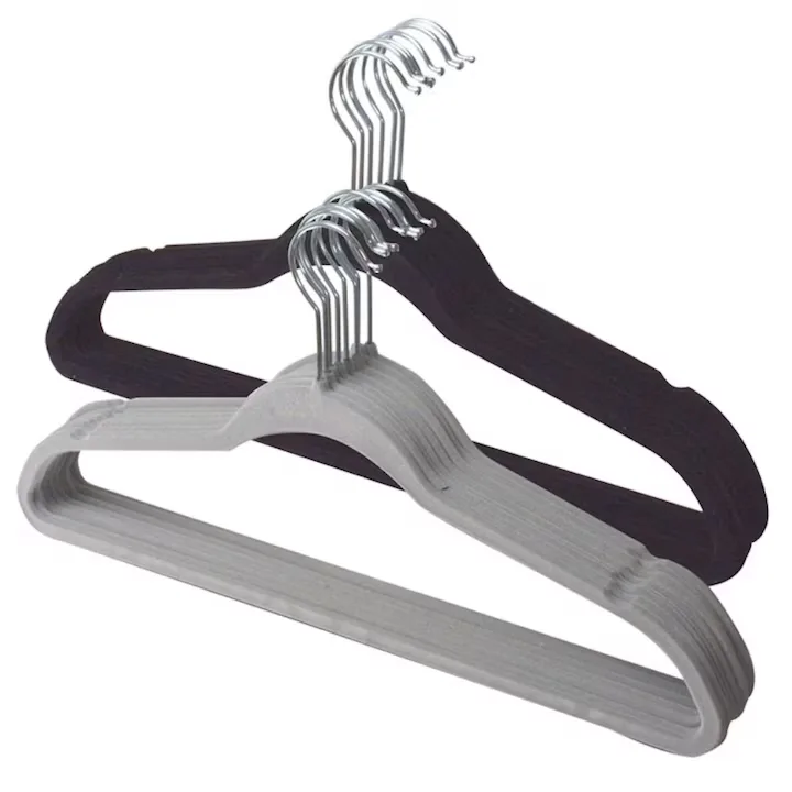 Set 16 umerase catifea Macvi®, antialunecare, 44.5 x 23 cm, carlig rotativ 360°, bara pantaloni, gri si negru