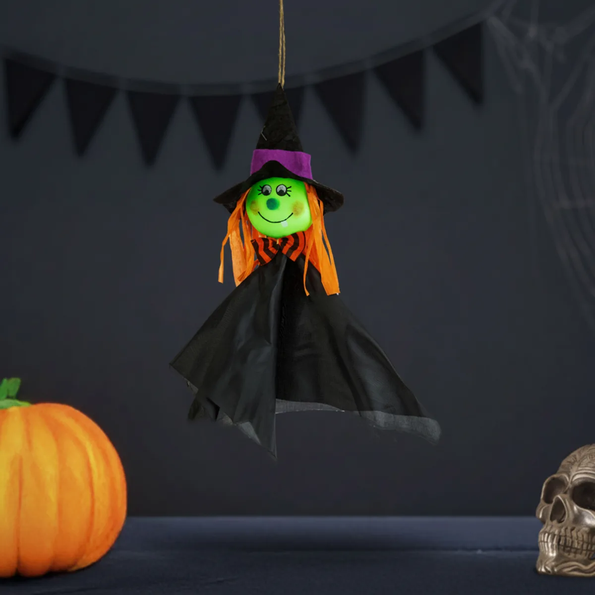 Decorațiune Halloween suspendabila, vrajitoare, 48x44 cm, spuma, metal, fetru, poliester, negru