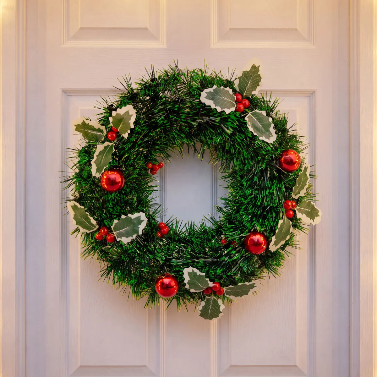 Coronita de Craciun cu fructe rosii si globuri decorative, verde rosu, diametru 40 cm
