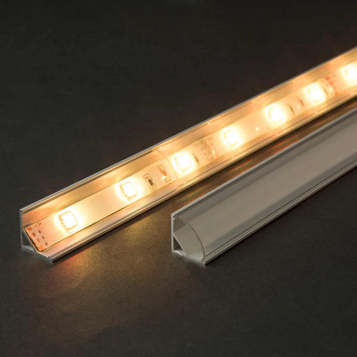 Capac profil LED transparent 2m, difuzor banda LED colt, policarbonat, compatibil profil aluminiu
