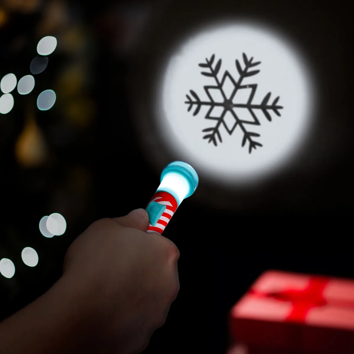 Lanterna Craciun LED cu 5 modele proiectie, lumina alba rece, functionare pe baterii