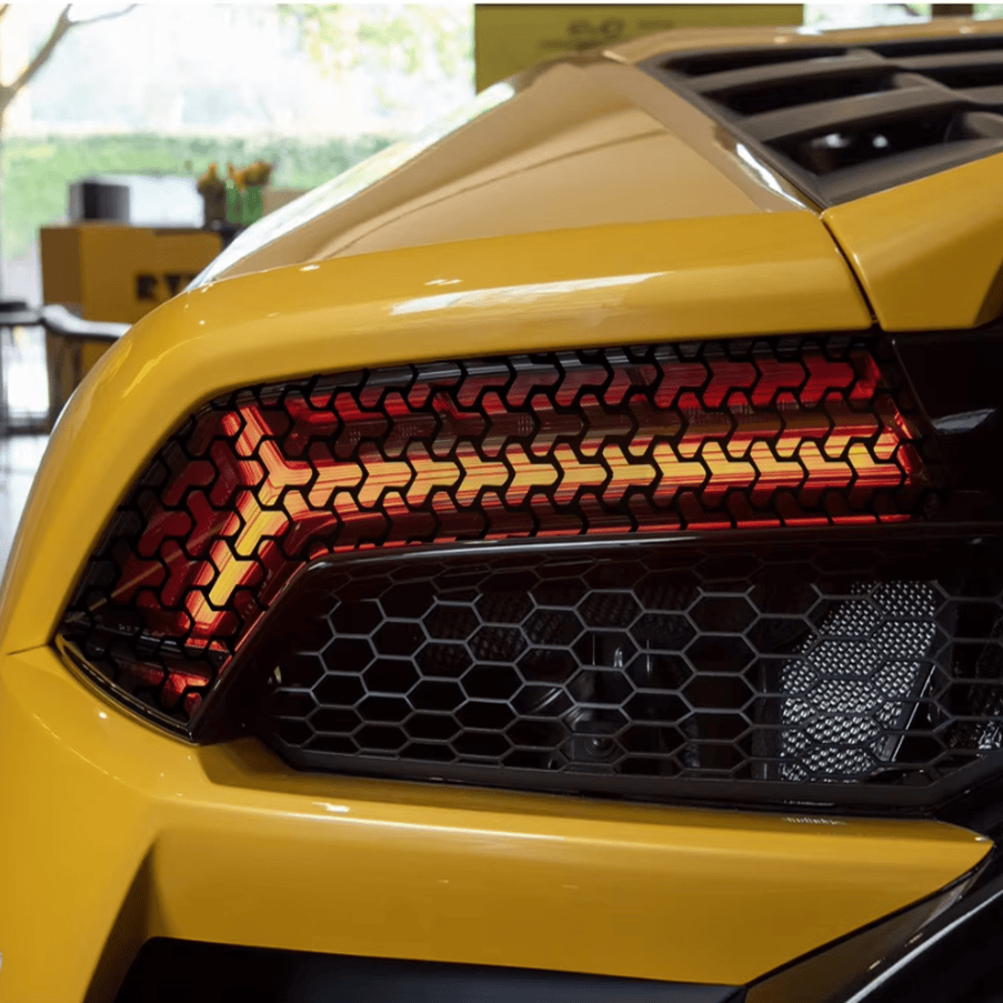 set 2 folii autoadezive decupate pentru decorarea stopurilor auto, dimensiune 2 x 48 x 30cm, culoare negru mat, model honeycomb triangle 1 Set 2 folii autoadezive decupate pentru decorarea stopurilor auto, dimensiune 2 x 48 x 30cm, culoare Negru Mat, model HONEYCOMB TRIANGLE